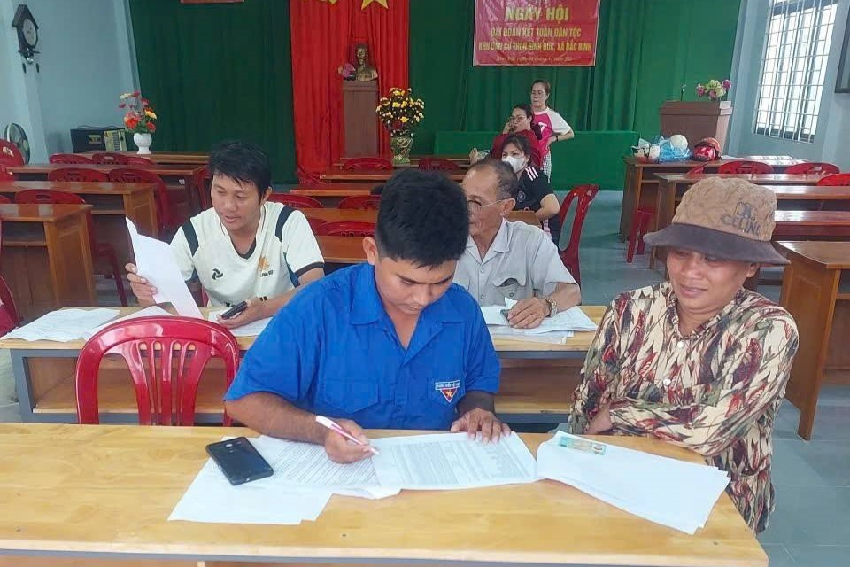 Thực hiện chủ trương tăng cường chuyển đổi số và hoàn thiện cơ sở dữ liệu quốc gia về đất đai, trong thời gian qua, Đoàn xã Bắc Bình đã tích cực tham gia các hoạt động hỗ trợ “làm sạch dữ liệu đất đai” tại địa phương.