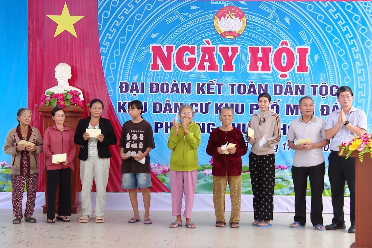 สหายเหงียน ฮ่อง ไห่ รองประธานคณะกรรมการประชาชนจังหวัด มอบของขวัญแก่ผู้ยากไร้และผู้ด้อยโอกาสในเขตมุ้ยดา (1).jpg