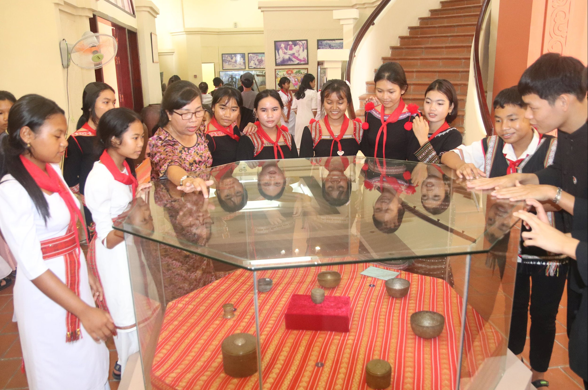 Học sinh Trường Dân tộc nội trú Bắc Bình tham quan Trung tâm Trưng bày văn hóa Chăm