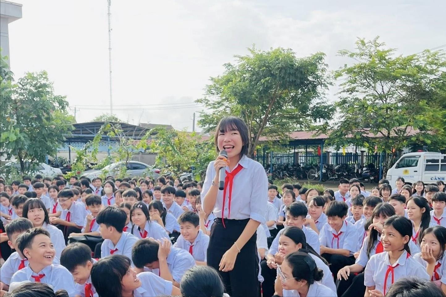 hoc-sinh-truong-thcs-phan-chau-trinh-xa-nam-thanh-tham-gia-chuong-trinh-tuyen-truyen-phap-luat(1).jpg