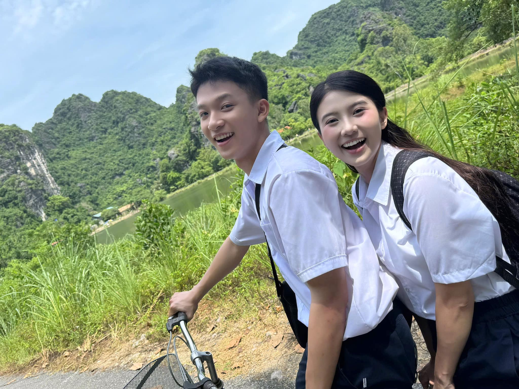 Nhân vật Viễn và Ngân thời học sinh trong một cảnh phim.