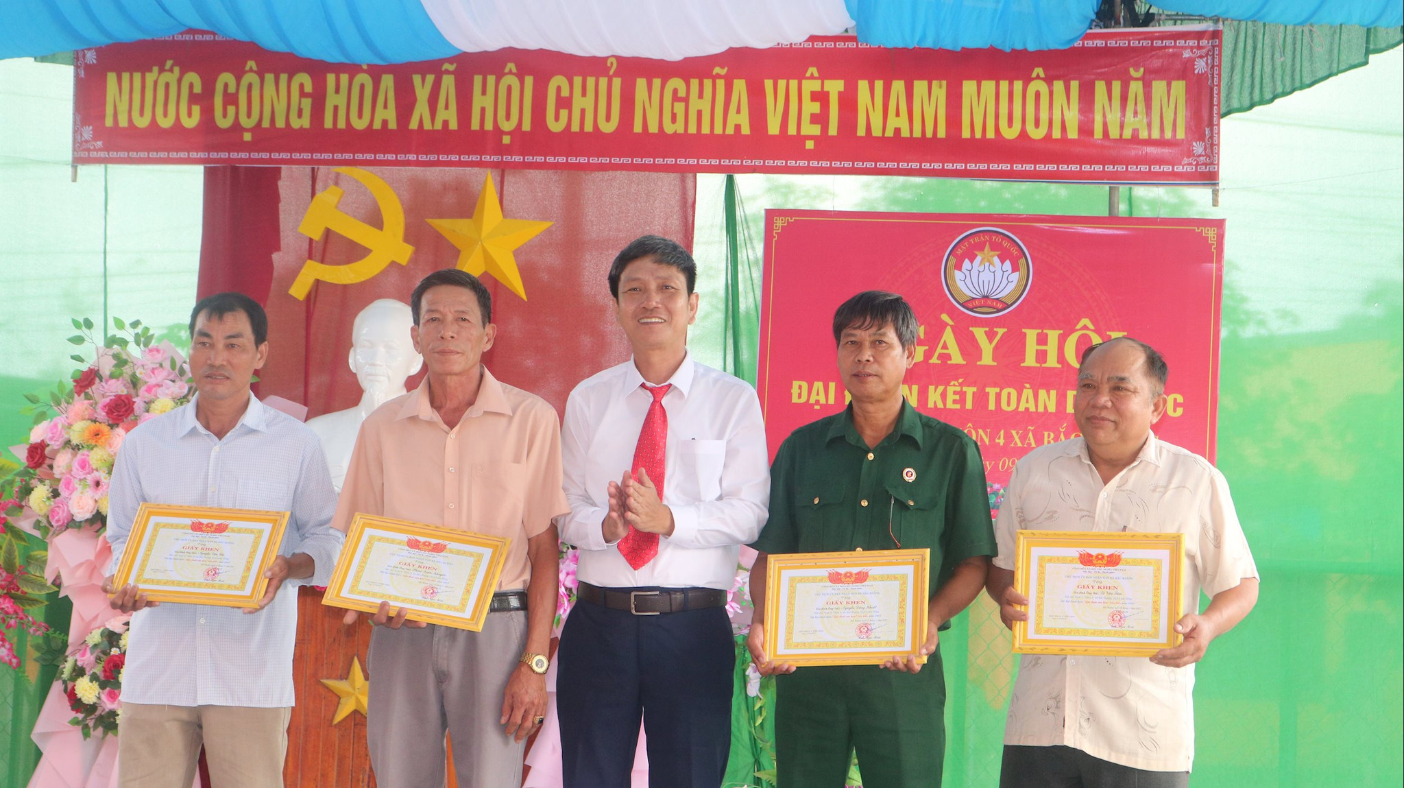 Chủ tịch UBND xã Bắc Ruộng Đào Ngọc Hoài (thứ 3, từ trái qua) trao giấy khen 4 hộ gia đình văn hóa tiêu biểu