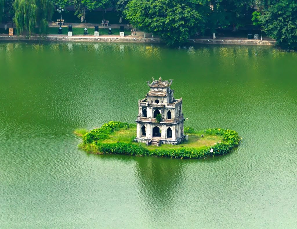 Tháp Rùa về đêm được chiếu sáng lung linh, huyền ảo.