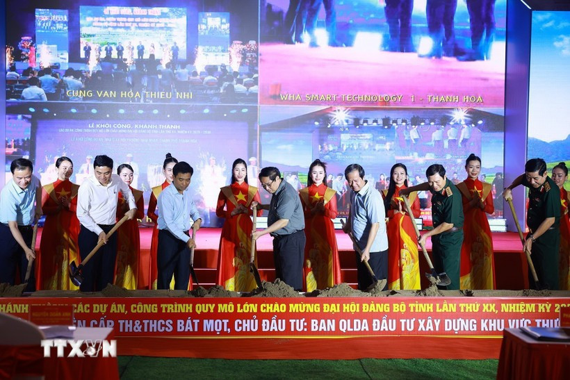 Thủ tướng Phạm Minh Chính và các đại biểu khởi công Dự án Trường nội trú liên cấp Tiểu học và Trung học cơ sở Bát Mọt, xã Bát Mọt, tỉnh Thanh Hóa chiều 14/10/2025. (Ảnh: Dương Giang/TTXVN)