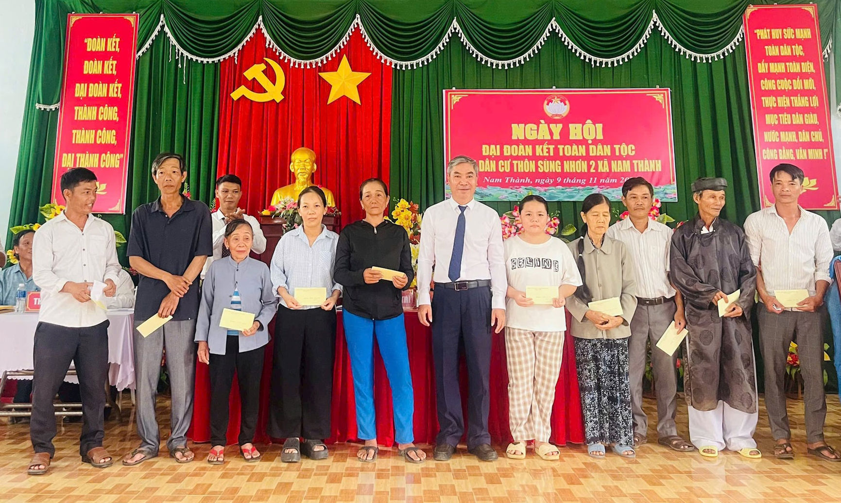 nguyen-van-quang-tang-qua-cho-ba-con(1).jpg