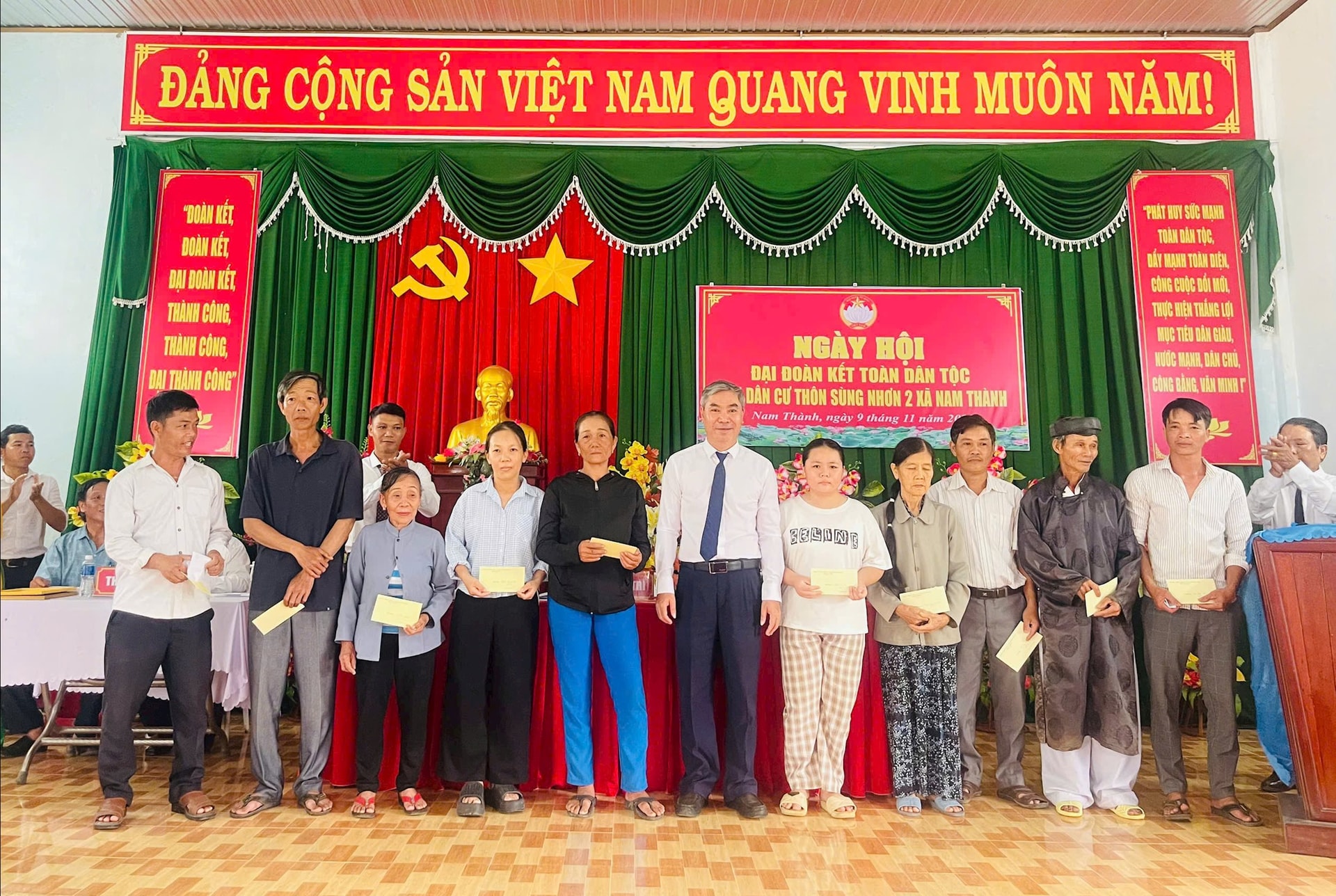 Nguyễn Văn Quang tăng quà cho bà con