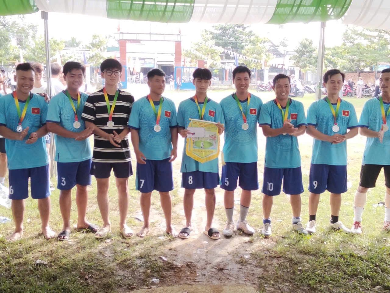 trao huy chương cho đội bóng đá đạt giải của thôn