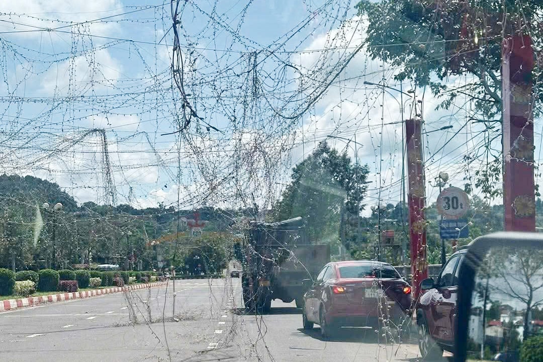 នៅថ្ងៃទី 8 ខែវិច្ឆិកាប្រព័ន្ធភ្លើងបំភ្លឺតុបតែងទាំងមូលត្រូវបានដកចេញ។