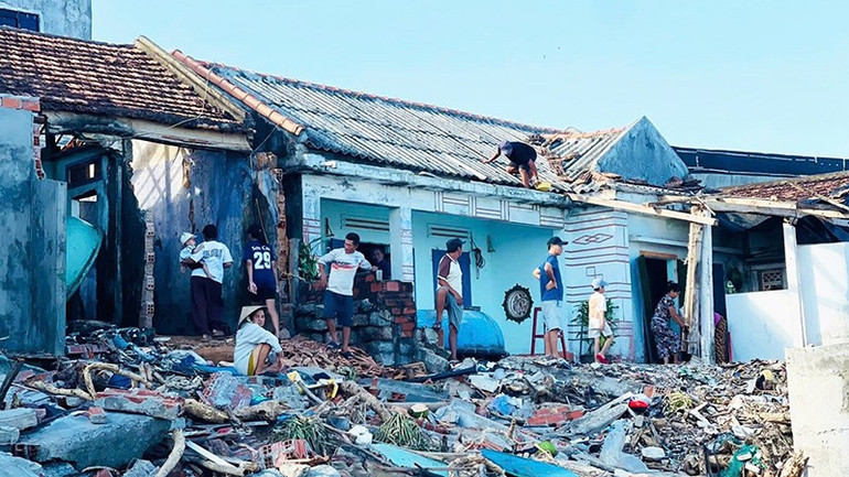 Làng chài Xuân Thạnh, xã Phù Mỹ Đông trở nên hoang tàn sau khi bị bão số 13 quét qua. d4.jpg