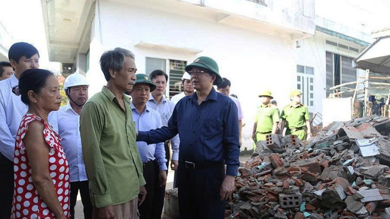 Phó Thủ tướng Hồ Quốc Dũng (áo sẫm) thăm, động viên gia đình ông Trịnh Ngọc Tùng (thôn Tùng Giản, xã Tuy Phước Đông) gượng dậy sau bão. d3.jpg