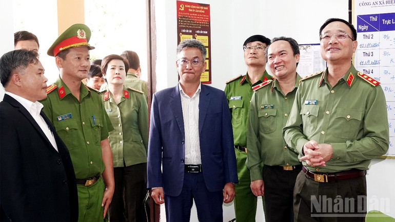 Thượng tướng Phạm Thế Tùng tham quan nơi làm việc và hệ thống cơ sở vật chất Công an xã Hiệp Thạnh. ndo_br_8.jpg