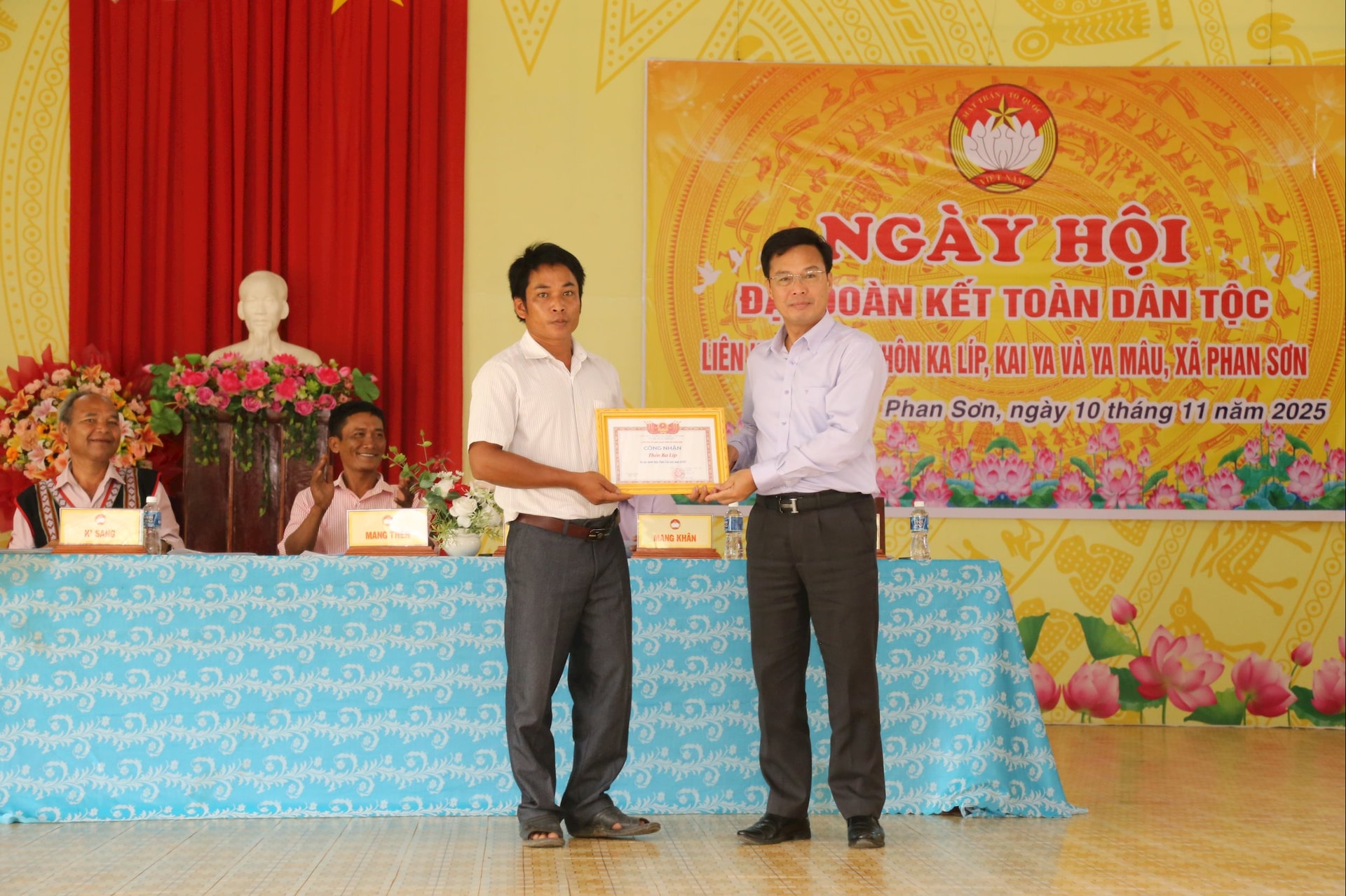 Kamerat Dinh Van Tuan, nestleder i den provinsielle folkekomiteen, tildelte landsbyen Ka Lip sertifikatet for fremragende kulturlandsby.