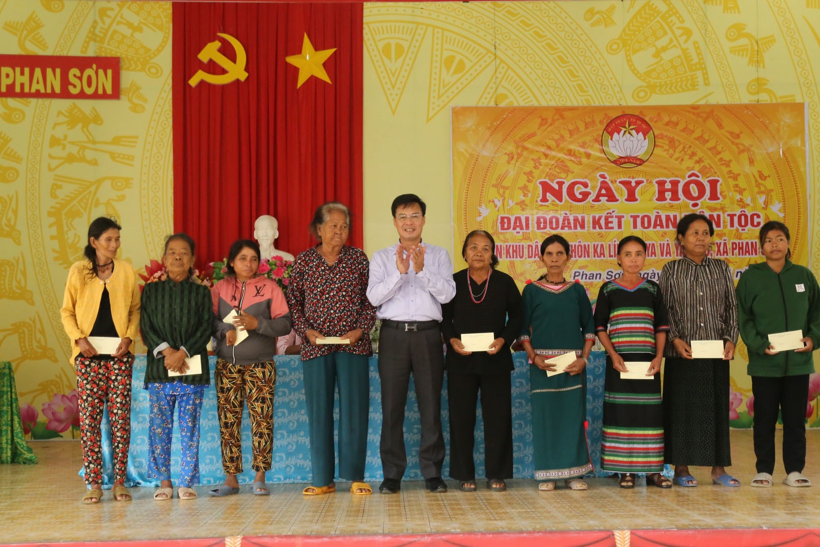 Ventekameraten ga gaver til familier under vanskelige omstendigheter (1).jpg