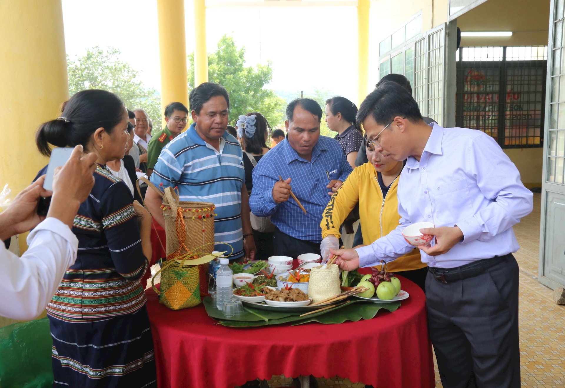Kamerat Dinh Van Tuan deltok som dommer i kokkekonkurransen under den store enhetsdagen.