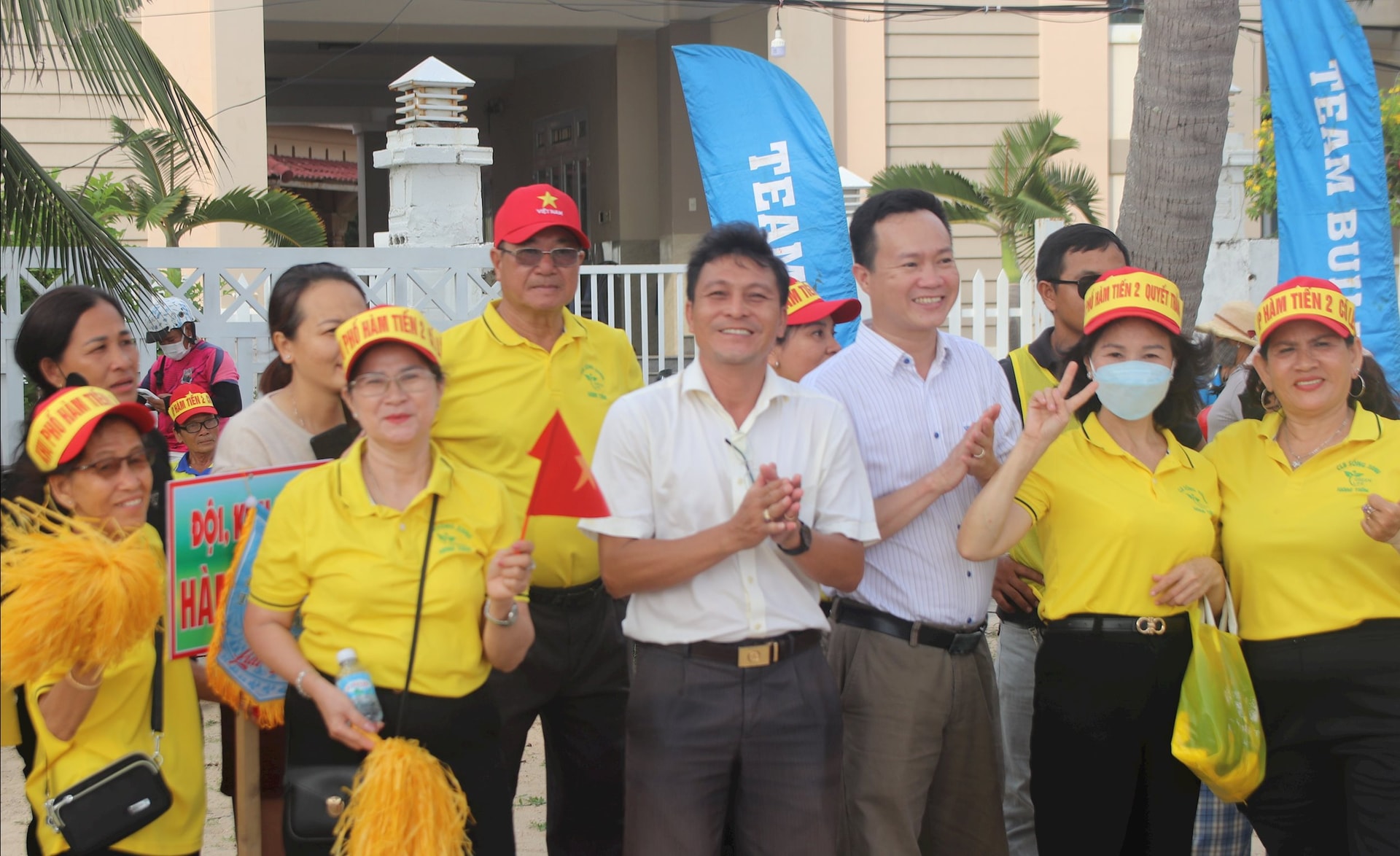 Đồng chí Phạm Tấn Công, Phó Bí thư Thường trực Đảng ủy phường Mũi Né (thứ 4 từ phải qua) dự ngày hội và cổ vũ cho các đội thi