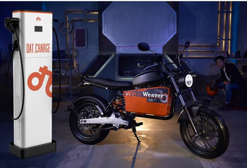Pin Lithium của Dat Bike Weaver++ cung cấp phạm vi hoạt động 200km và hỗ trợ sạc siêu nhanh.