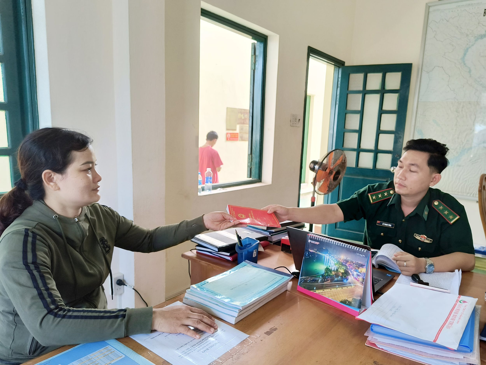 Chị Phượng, vợ anh Lắm lo chu toàn việc bờ để chồng yên tâm ra khơi.