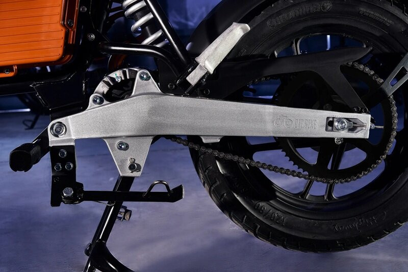 Động cơ đặt giữa và hệ truyền động xích của Dat Bike Weaver++ cho phép tùy chỉnh và mang lại hiệu suất cao.