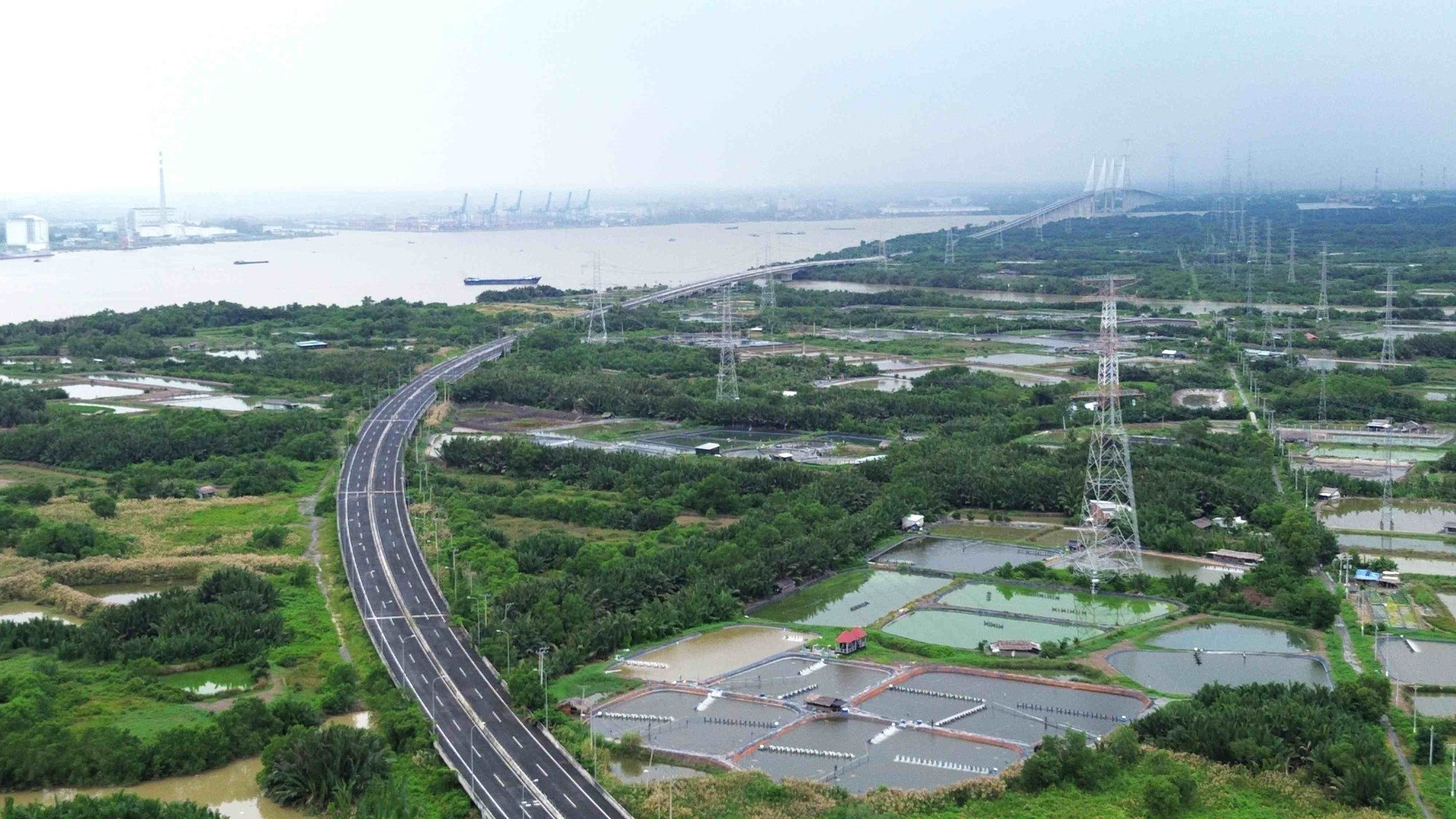 Cầu dây văng Bình Khánh bắc qua sông Soài Rạp, có trụ tháp cao 155 m và đã được hợp long.