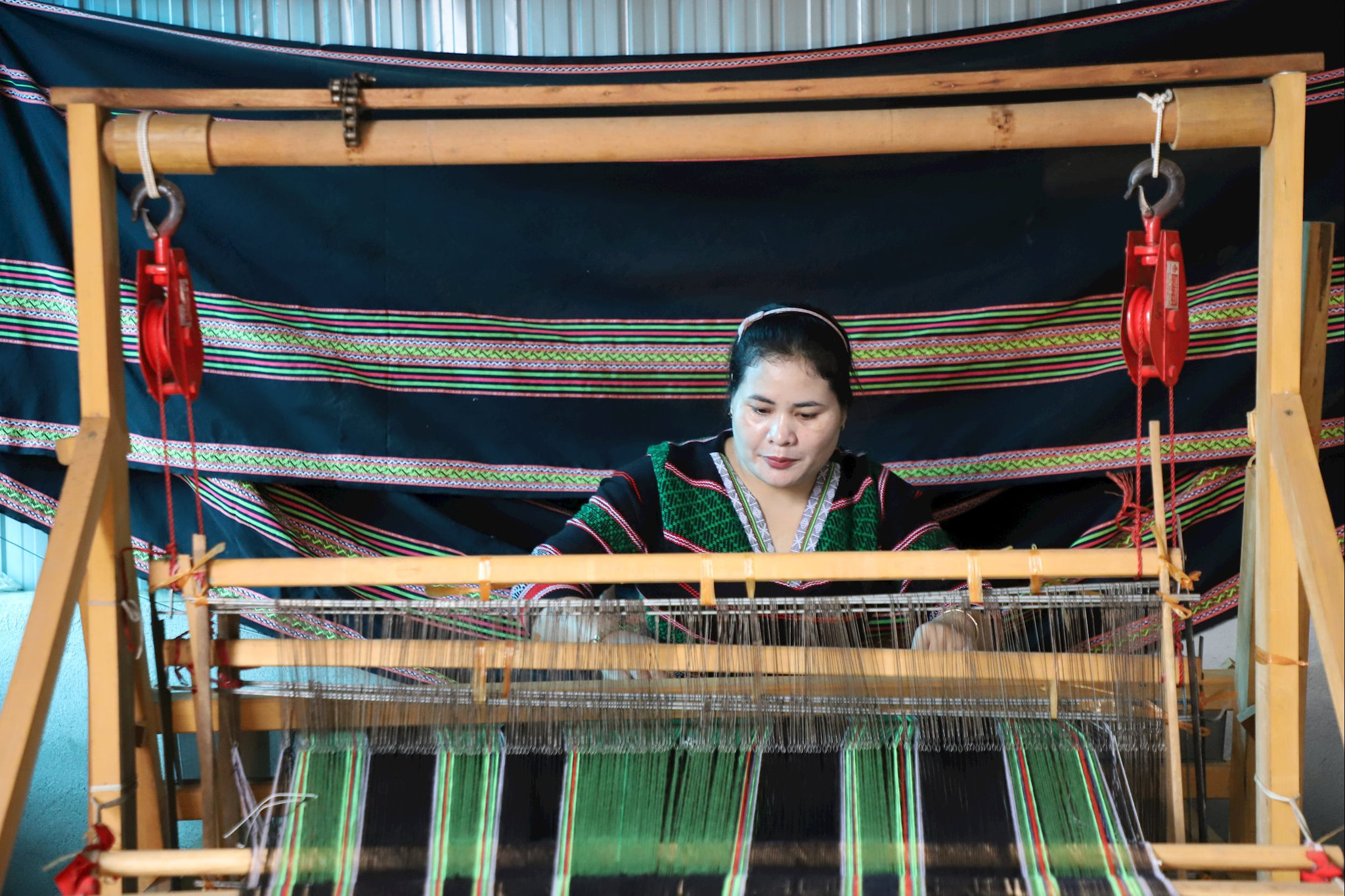 Sau hơn 40 năm, nghệ nhân H’Bình vẫn miệt mài bên khung cửi