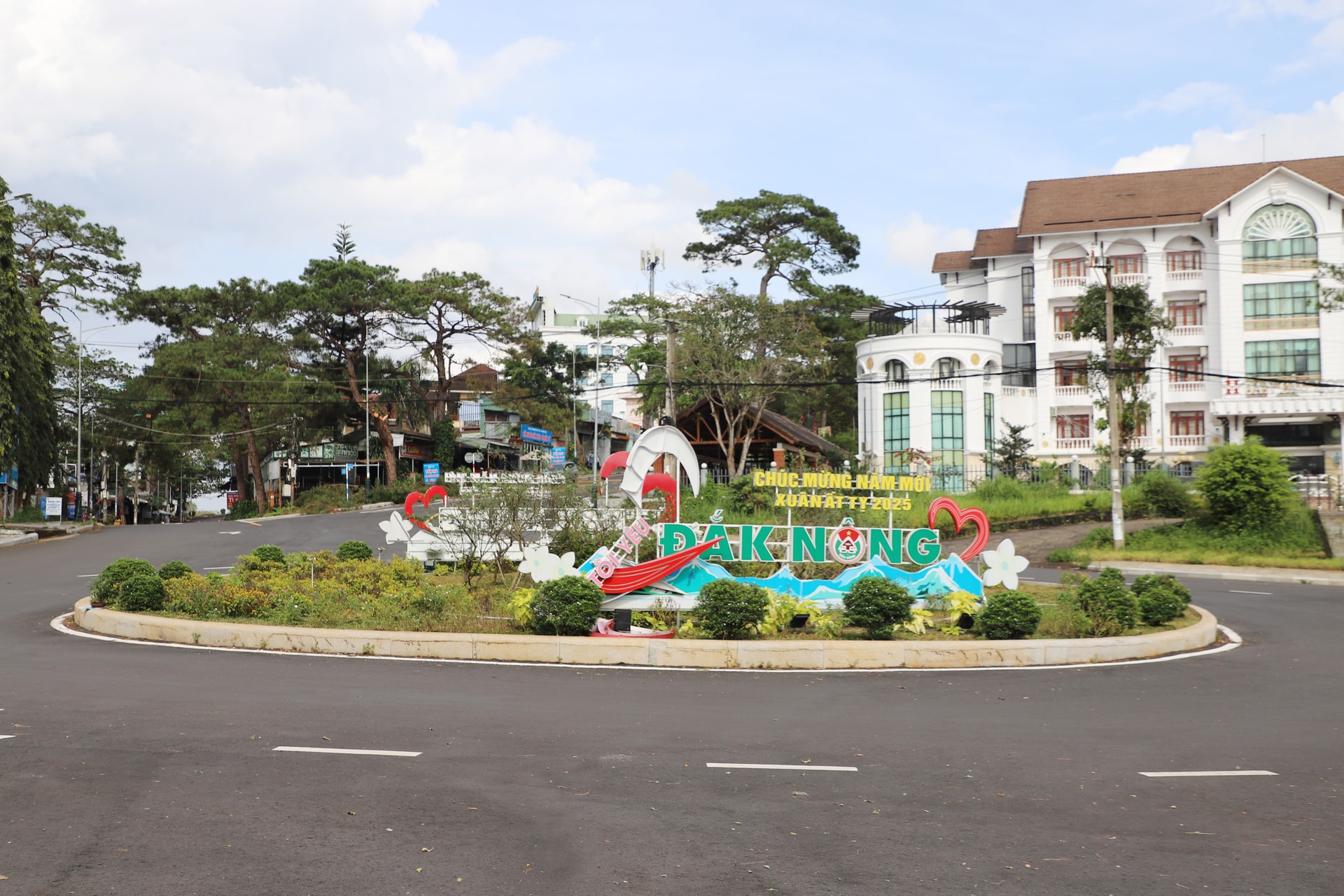 ចង្កោម​ភ្លើង​លម្អ​នៅ​រង្វង់​មូល​ឡៃ​ឡៃ ខូច​អស់​ជា​យូរ​មក​ហើយ​តែ​មិន​បាន​ជួសជុល។