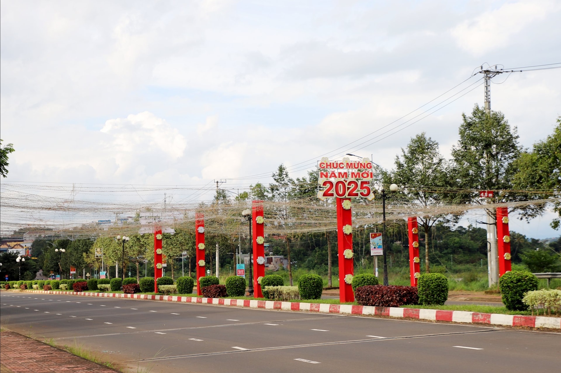 ប្រព័ន្ធ​ភ្លើង​លម្អ​នៅ​ផ្លូវ Pham Van Dong រង​ការ​ខូច​ខាត​និង​ខូច​ខាត (រូបថត​ថ្ងៃ​ទី​៧ វិច្ឆិកា)