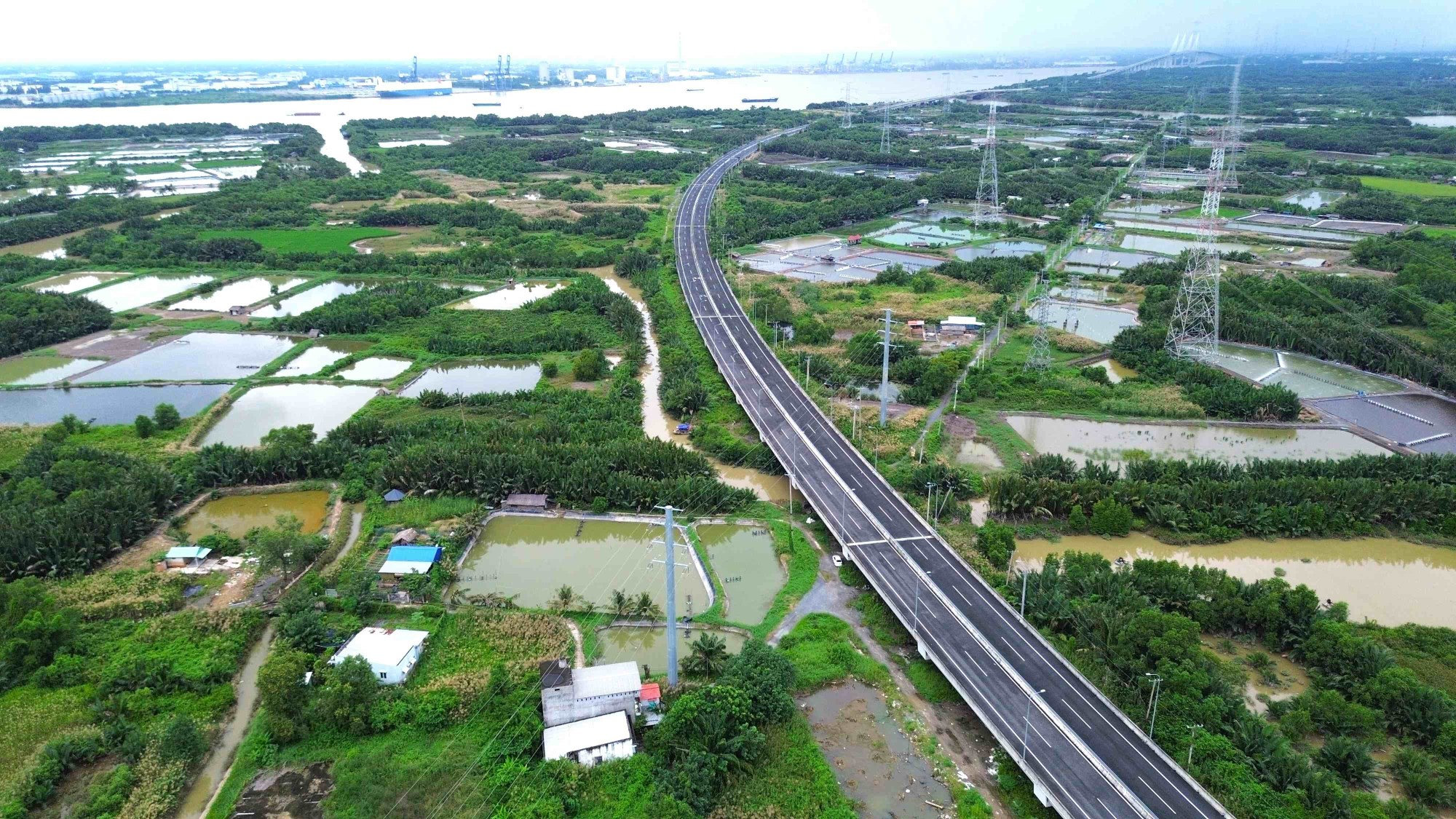 Toàn cảnh tuyến cao tốc Bến Lức - Long Thành đoạn đi trên cao qua khu vực Cần Giờ, TP.HCM.