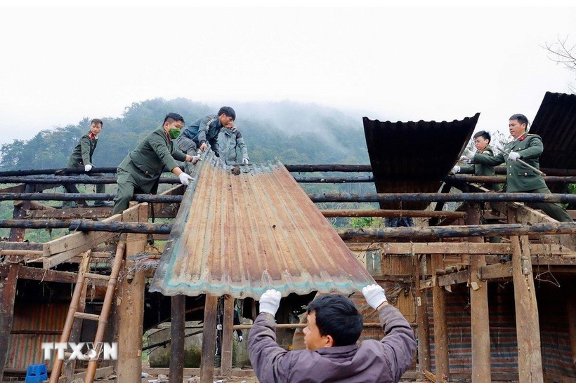 Cán bộ, chiến sỹ Công an phối hợp với người dân chung tay xóa nhà tạm, nhà dột nát. (Ảnh: Quý Trung/TTXVN))