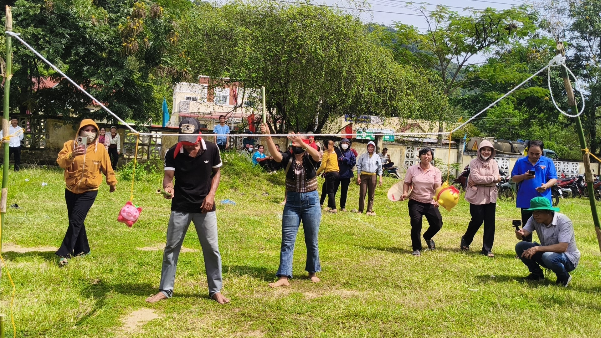 Folk deltar i konkurransen om å knuse sparegriser med bind for øynene