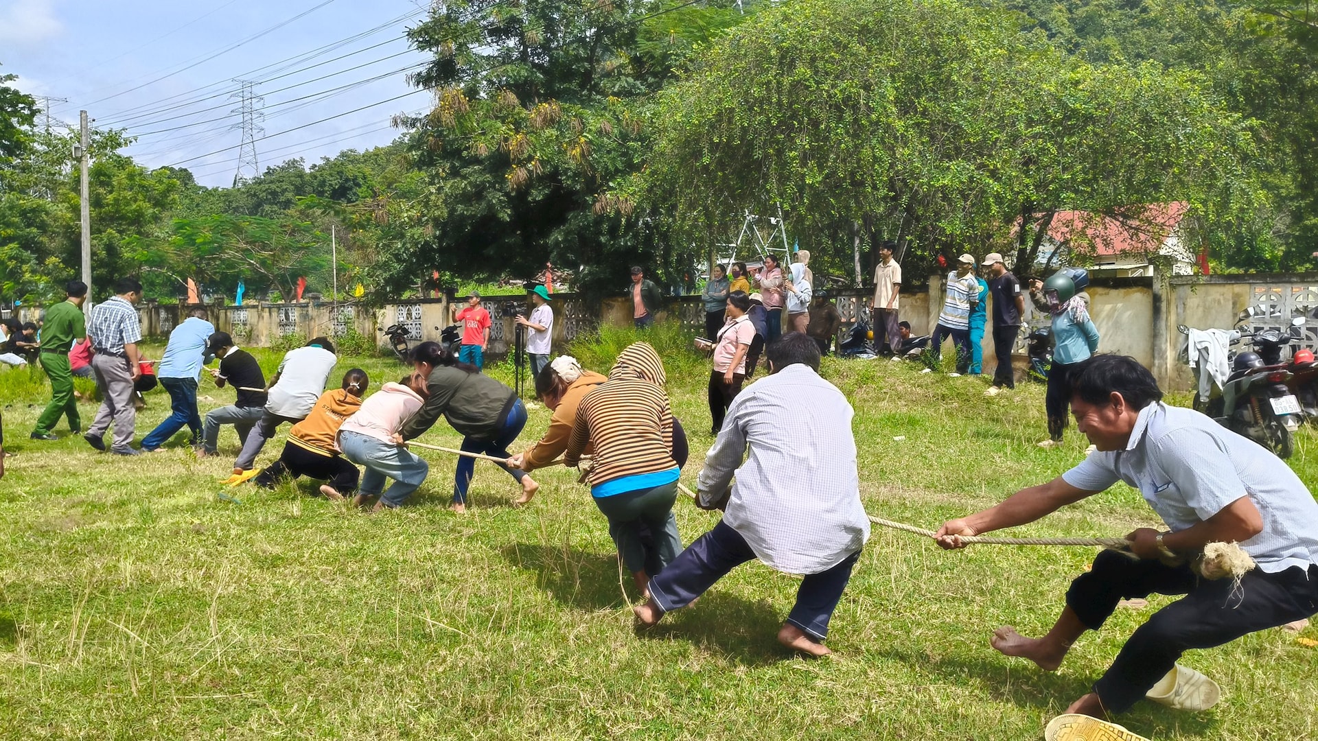 Folk deltar i tautrekkingkonkurransen for menn og kvinner