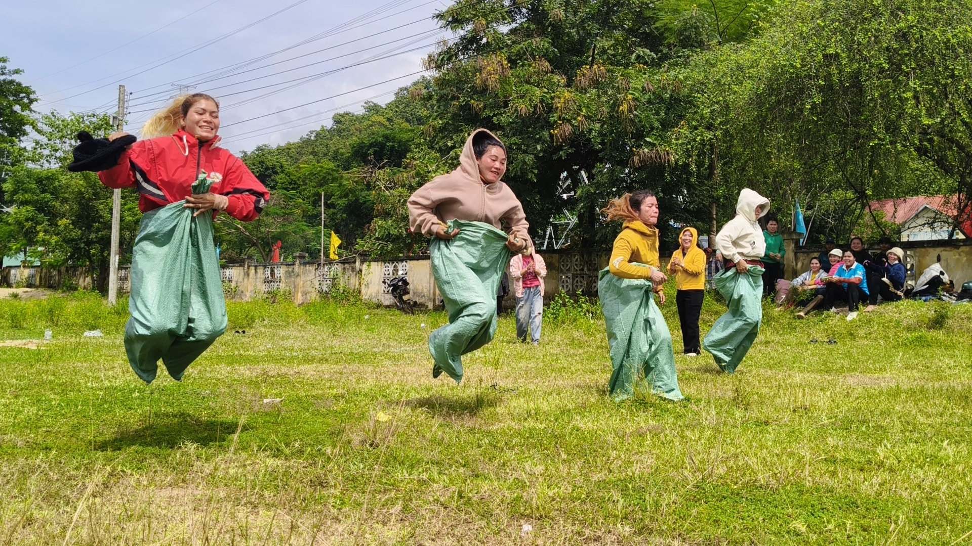 Folk deltar i sekkekappløpet