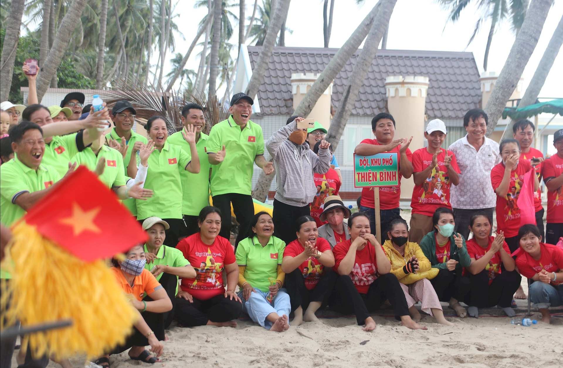 Niềm vui của cổ động viên khi đội của khu phố mình giành chiến thắng trong phần chơi