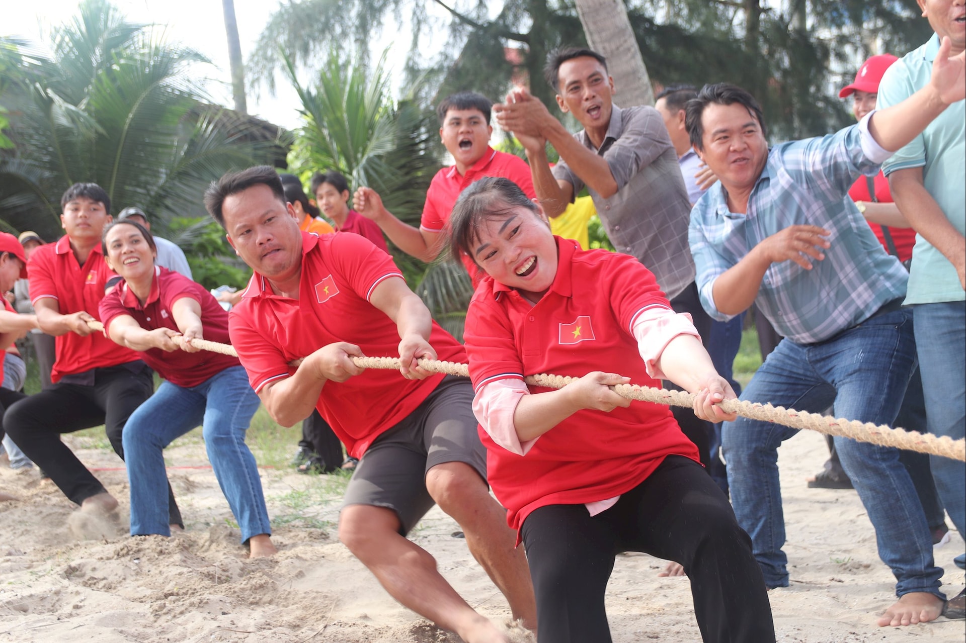 Phần hội sôi nổi ngay từ trò chơi kéo co 