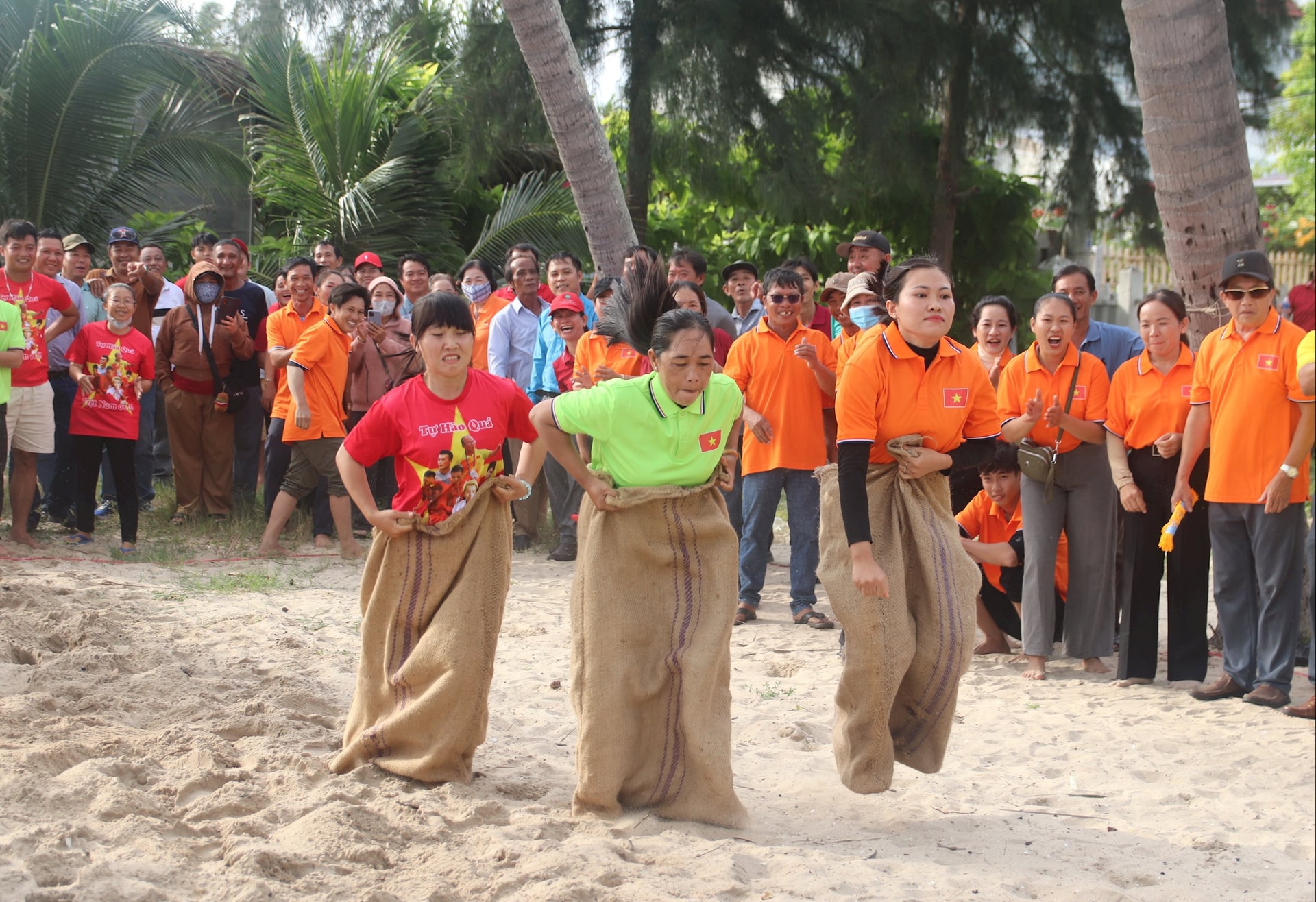 Sự nhanh nhẹn của những người phụ nữ Mũi Né trong phần thi nhảy bao bố