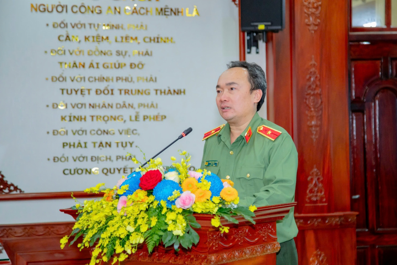 ທ່ານ​ພົນ​ໂທ ​ເຈີ່ນ​ດ້າຍ​ກວາງ, ຫົວໜ້າ​ກົມ​ຕຳຫຼວດ​ແຂວງ​ໄດ້​ລາຍ​ງານ​ທີ່​ກອງ​ປະຊຸມ.