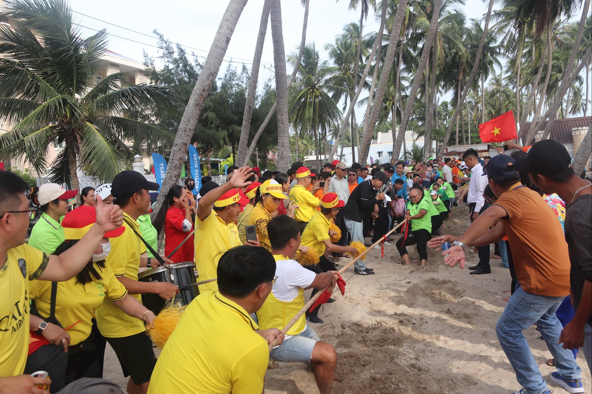 Trò chơi kéo co thể hiện sức mạnh đoàn kết của những người dân vùng biển Mũi Né
