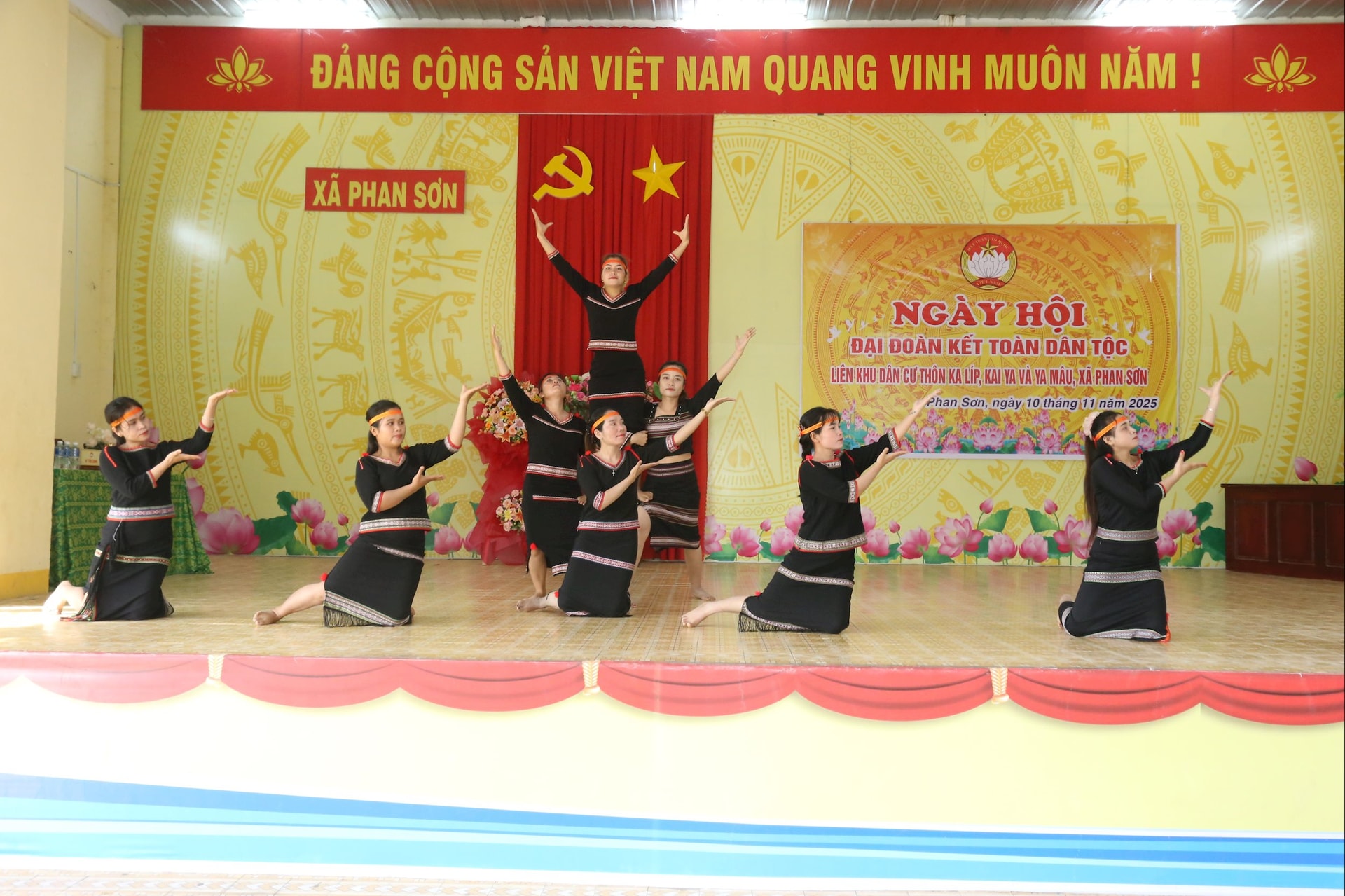 Kunstforestilling for å feire festivalen