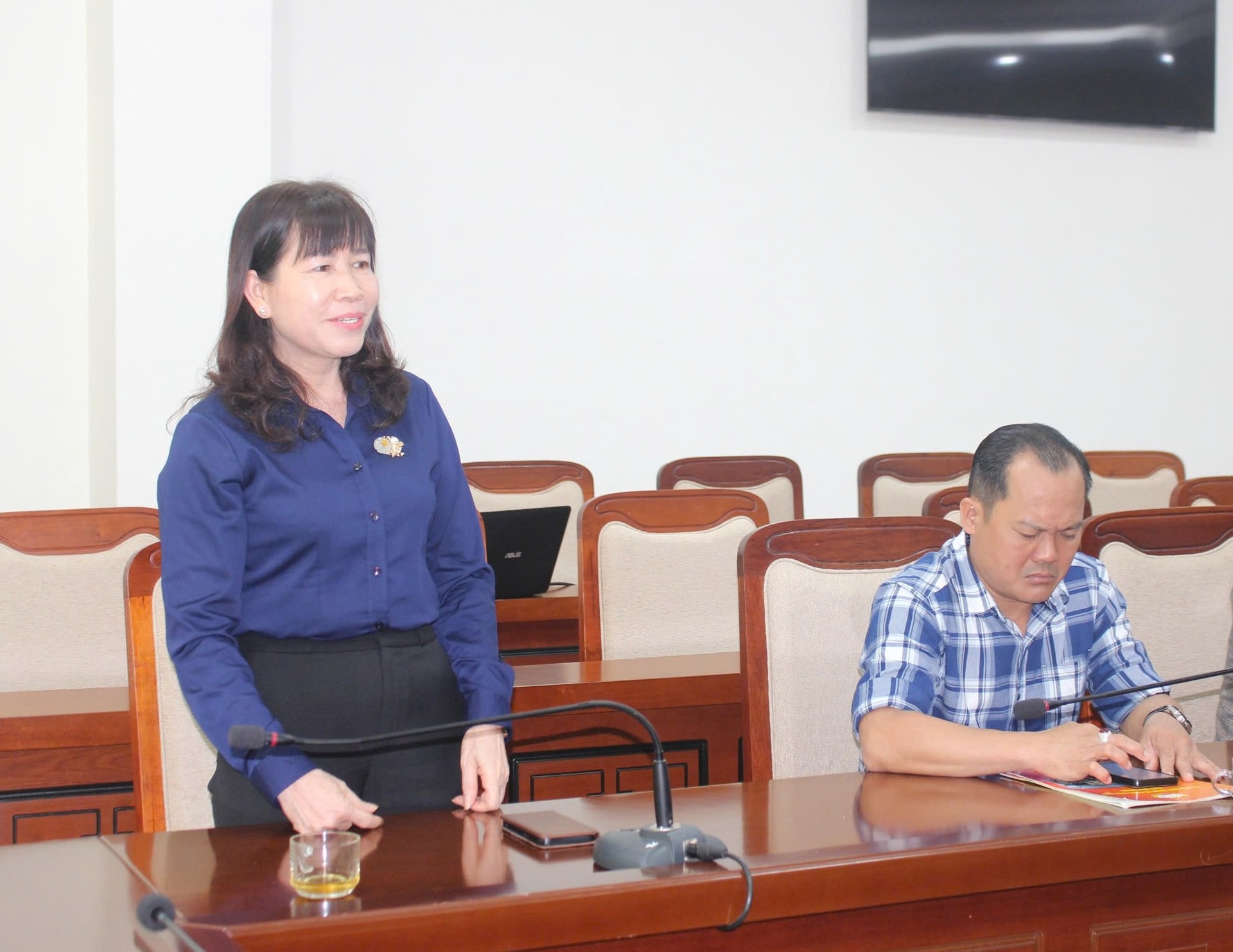 2 Tovarășa Ha Thi Hanh