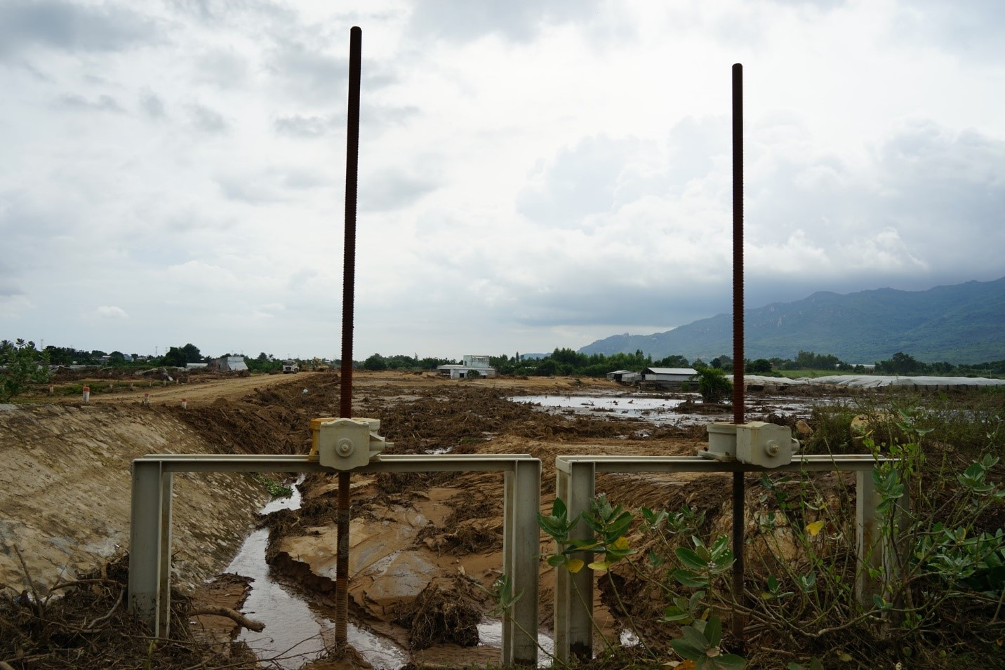 Con kênh bị phá hỏng