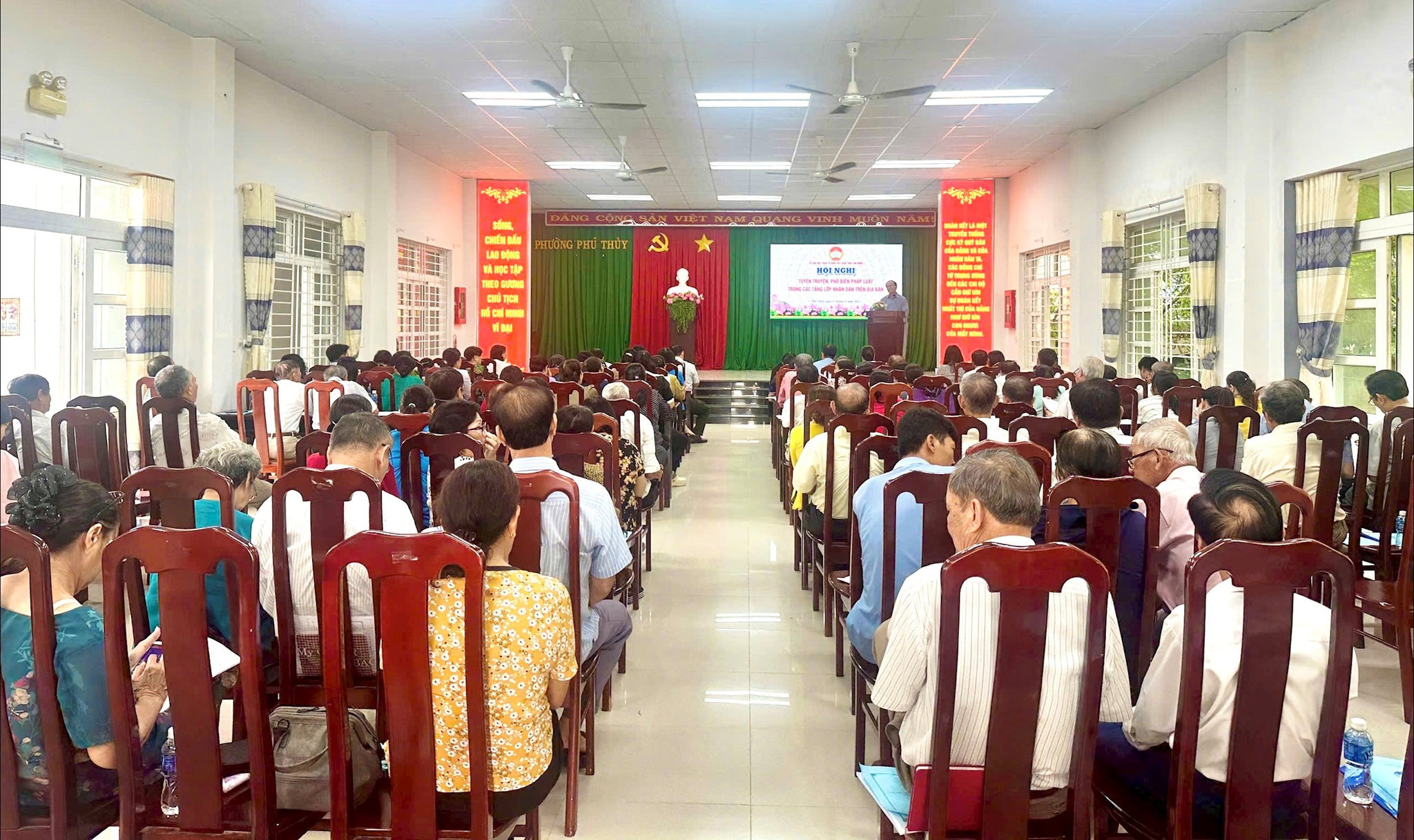 Mặt trận tuyên truyền pháp luật cho cán bộ cơ sở
