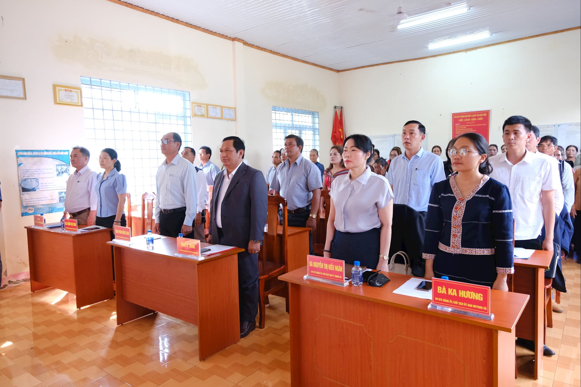 ບັນດາ​ຜູ້​ແທນ​ປະຕິບັດ​ພິທີ​ຊັກ​ທຸງຊາດ