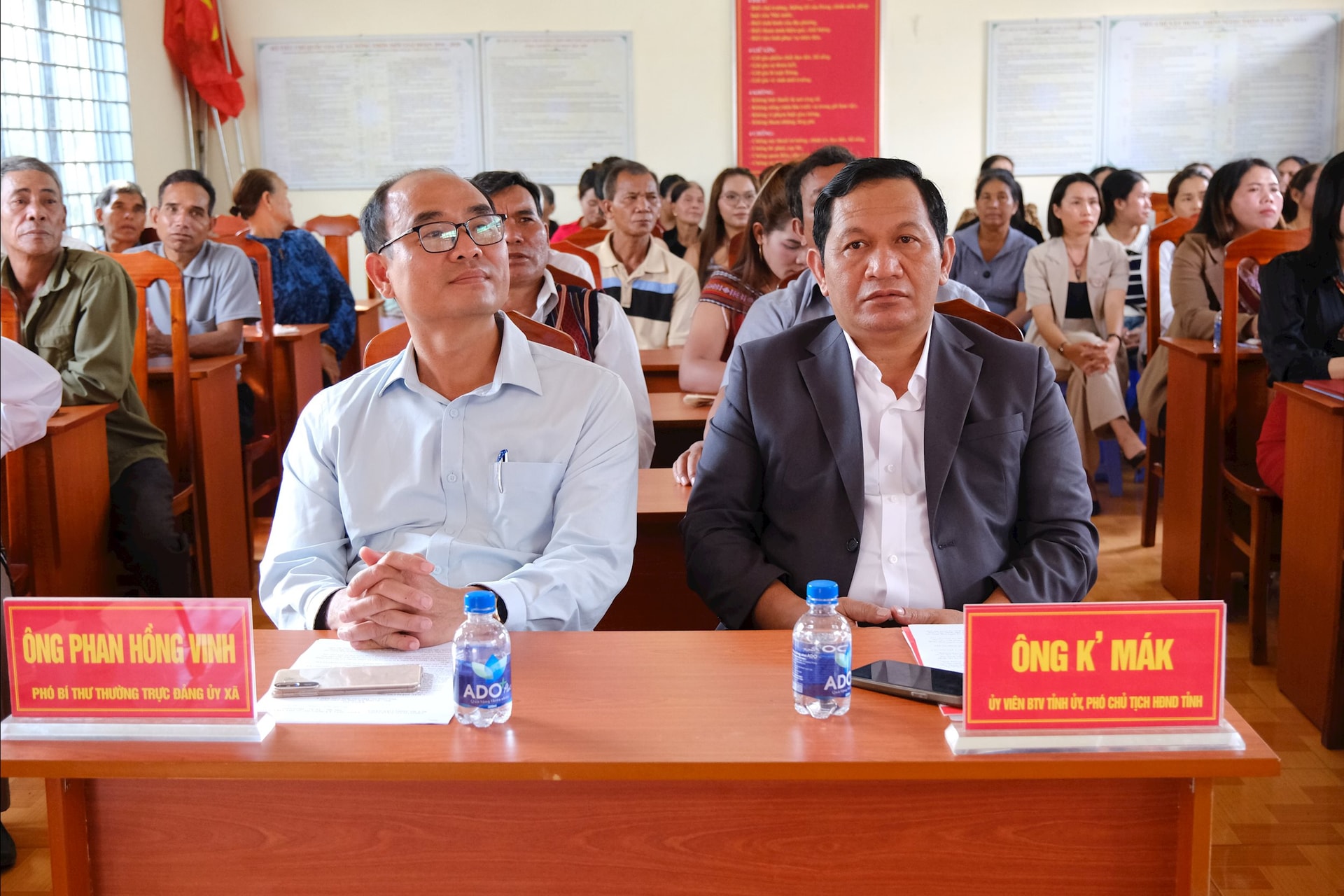 ກຳມະການ​ປະຈຳ​ພັກ​ແຂວງ, ຮອງ​ປະທານ​ສະພາ​ປະຊາຊົນ​ແຂວງ Lam Dong K’Mak ​ແລະ ການ​ນຳ​ຂອງ​ຕາ​ແສງ Di Linh ​ໄດ້​ເຂົ້າ​ຮ່ວມ​ພິທີ​ສະ​ເຫຼີ​ມສະຫຼອງ​ວັນ​ມະຫາ​ສາມັກຄີ​ທົ່ວ​ປວງ​ຊົນ​ທັງ​ຊາດ​ຢູ່​ບ້ານ ລຽນ​ດາມ 4.