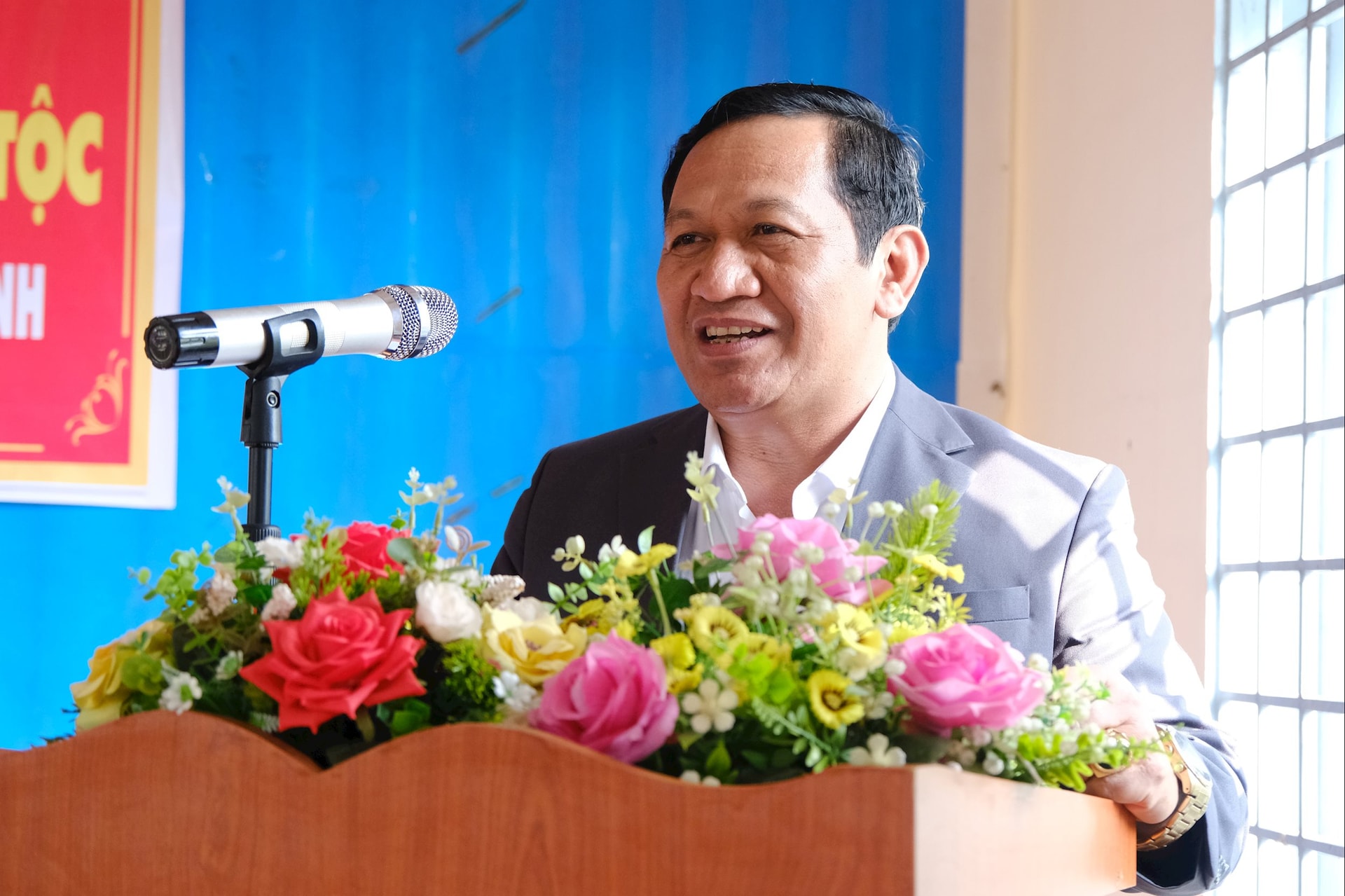 ສະຫາຍ K’Mak, ກຳມະການ​ປະຈຳ​ພັກ​ແຂວງ, ຮອງ​ປະທານ​ສະພາ​ປະຊາຊົນ​ແຂວງ Lam Dong ກ່າວ​ຄຳ​ເຫັນ​ທີ່​ງານ​ບຸນ.