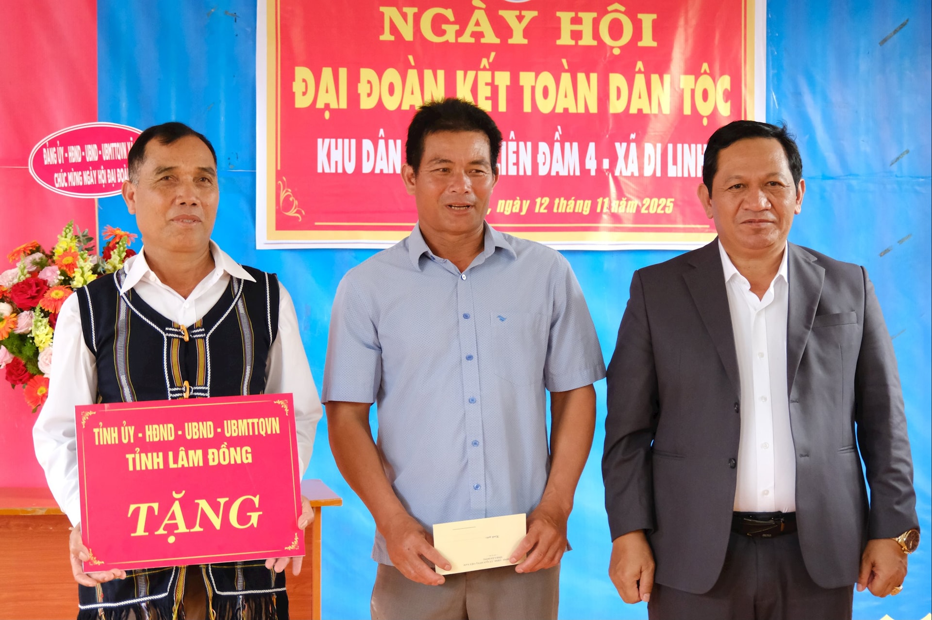 ກຳມະການ​ປະຈຳ​ພັກ​ແຂວງ, ຮອງ​ປະທານ​ສະພາ​ປະຊາຊົນ​ແຂວງ​ລຳ​ດົ່ງ ​ແຄ໋ງ​ແມັກ ​ໄດ້​ມອບ​ຂອງຂວັນ​ໃຫ້​ພະນັກງານ ​ແລະ ປະຊາຊົນ 4 ບ້ານ ລຽນ​ດາມ.