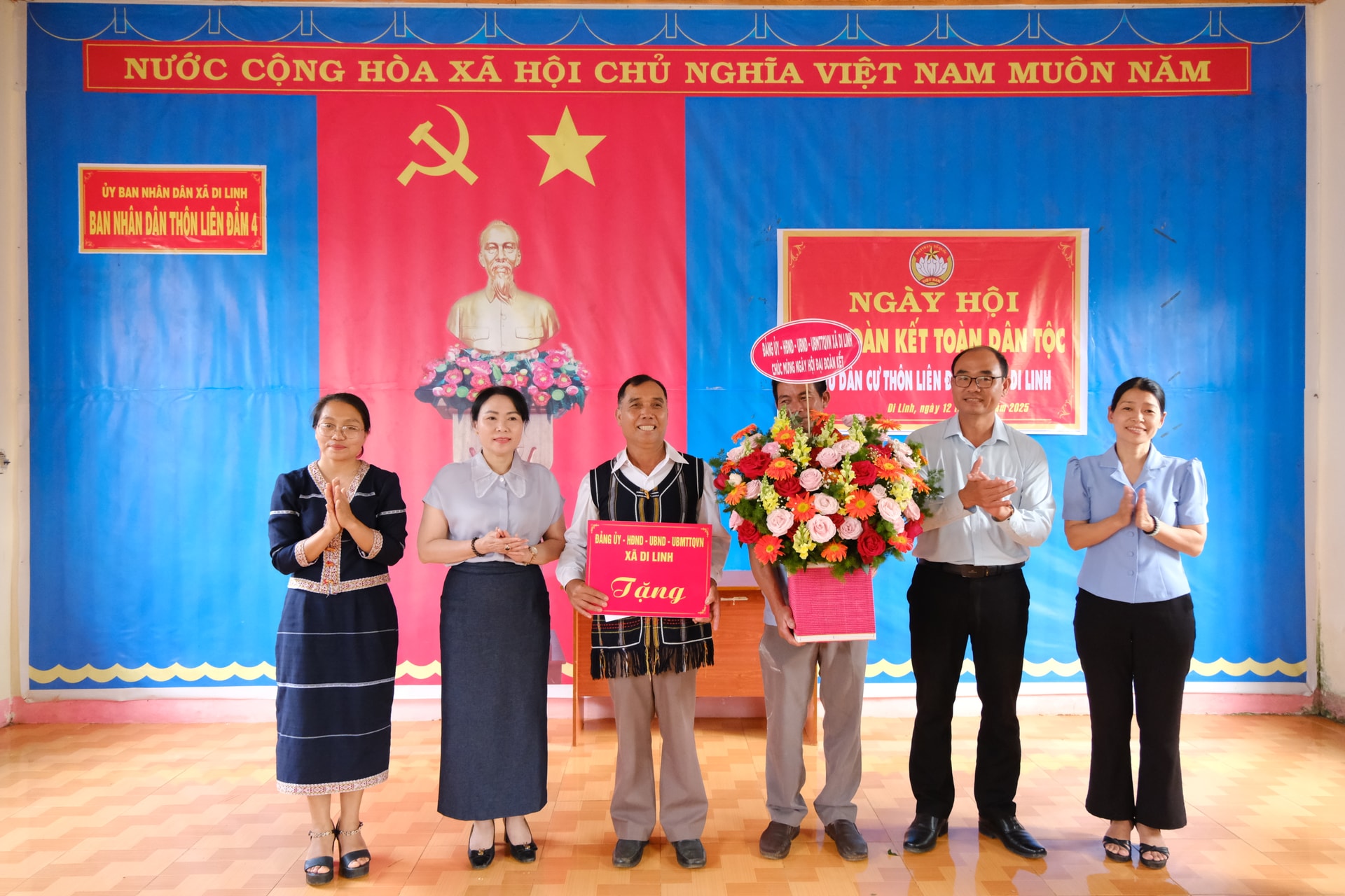 ຕາ​ແສງ ດິງ​ລິງ ມອບ​ດອກ​ໄມ້ ​ແລະ ຂອງຂວັນ​ໃຫ້​ໝູ່​ບ້ານ ລຽນ ດຳ