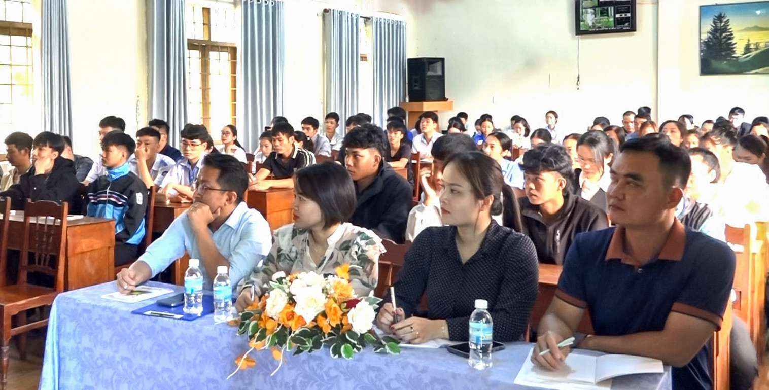 80-quan-chung-uu-tu-thuoc-cac-chi-bo-dang-bo-co-so-truc-thuoc-dang-bo-cac-xa-cu-jut-nam-dong-dak-wil-tham-gia-lop-hoc(1).jpg