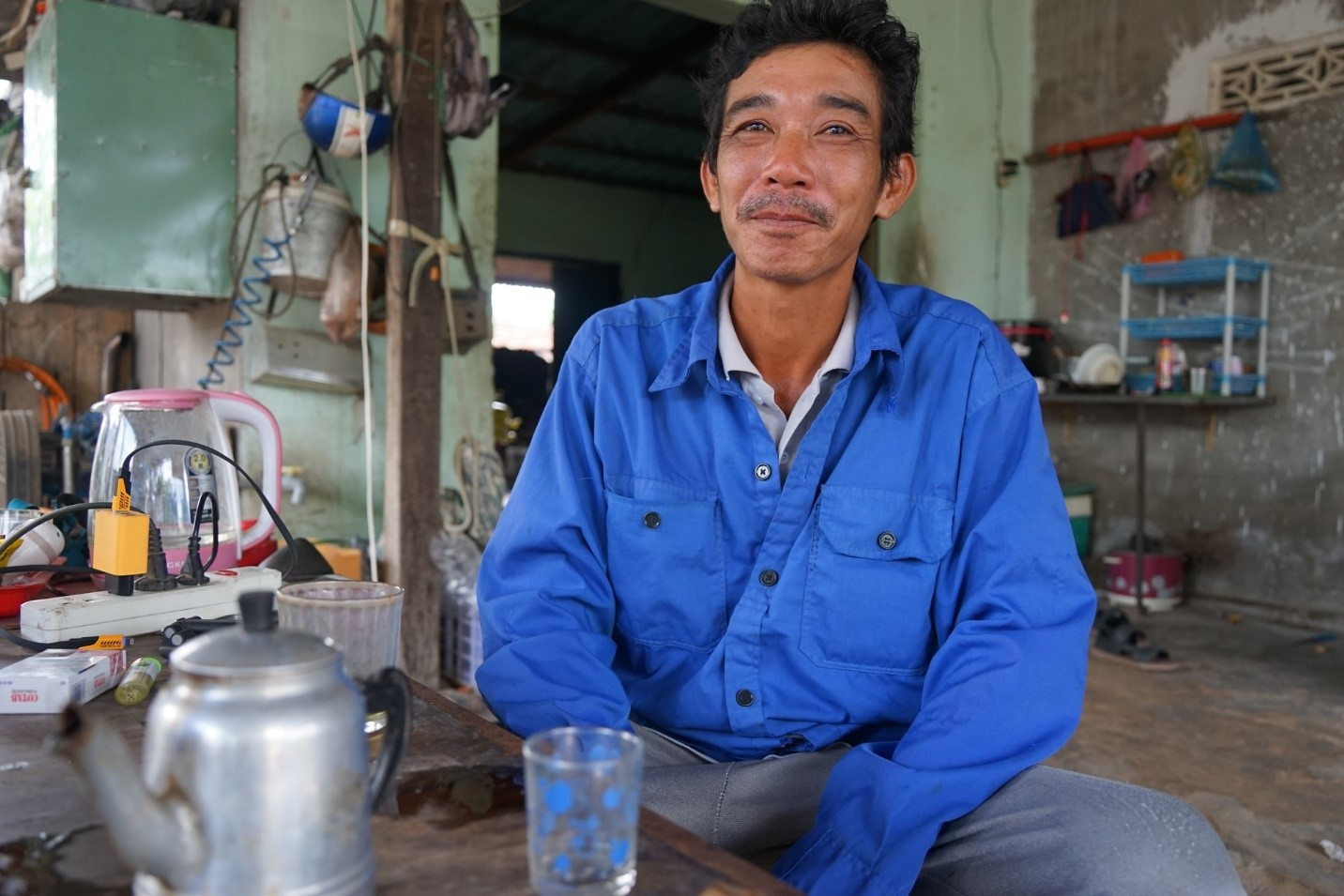 Anh Lê Văn Minh cố kìm nén kể lại câu chuyện đưa vợ đến chỗ cao rồi đi cứu người