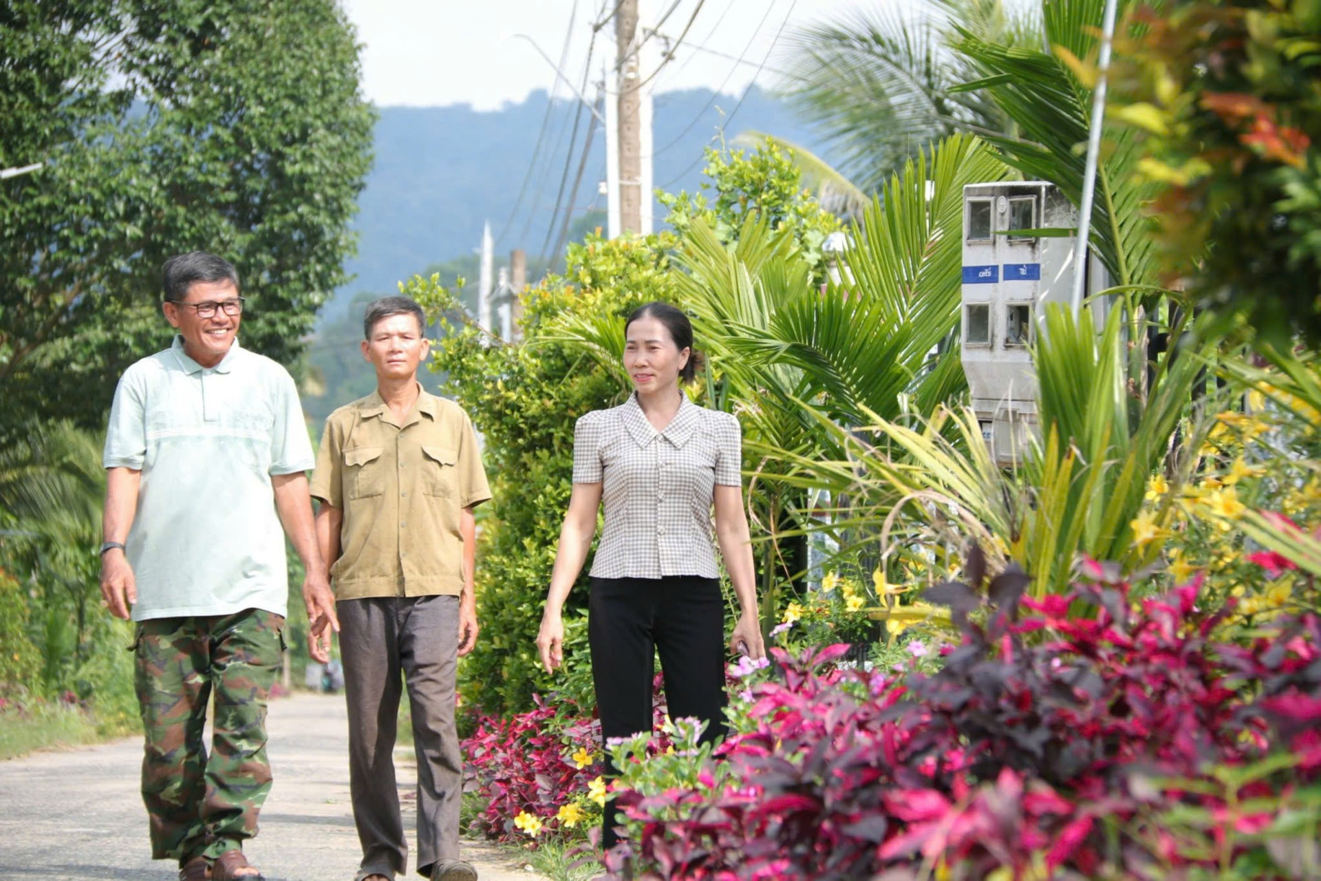 ban-cong-tac-mat-tran.jpg