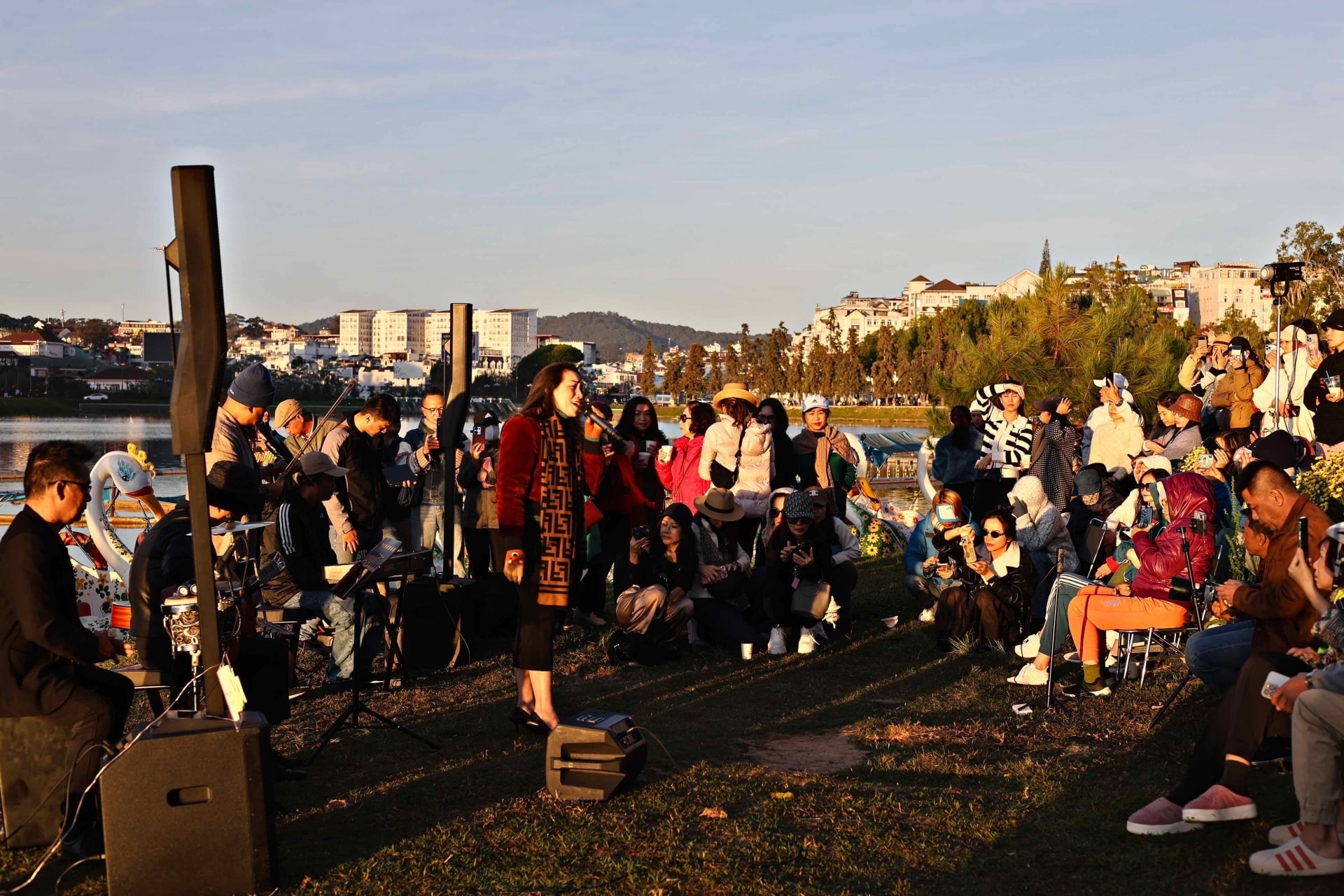 Apresentação musical ao ar livre no Lago Xuan Huong - foto de Chinh Thanh