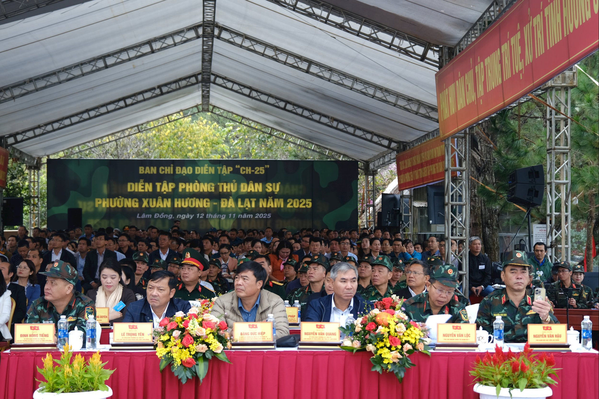 Các đồng chí tham dự 